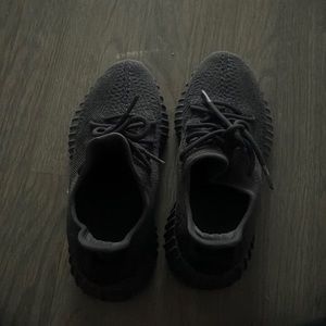 Reflective Yeezy 700 v2 men size 6